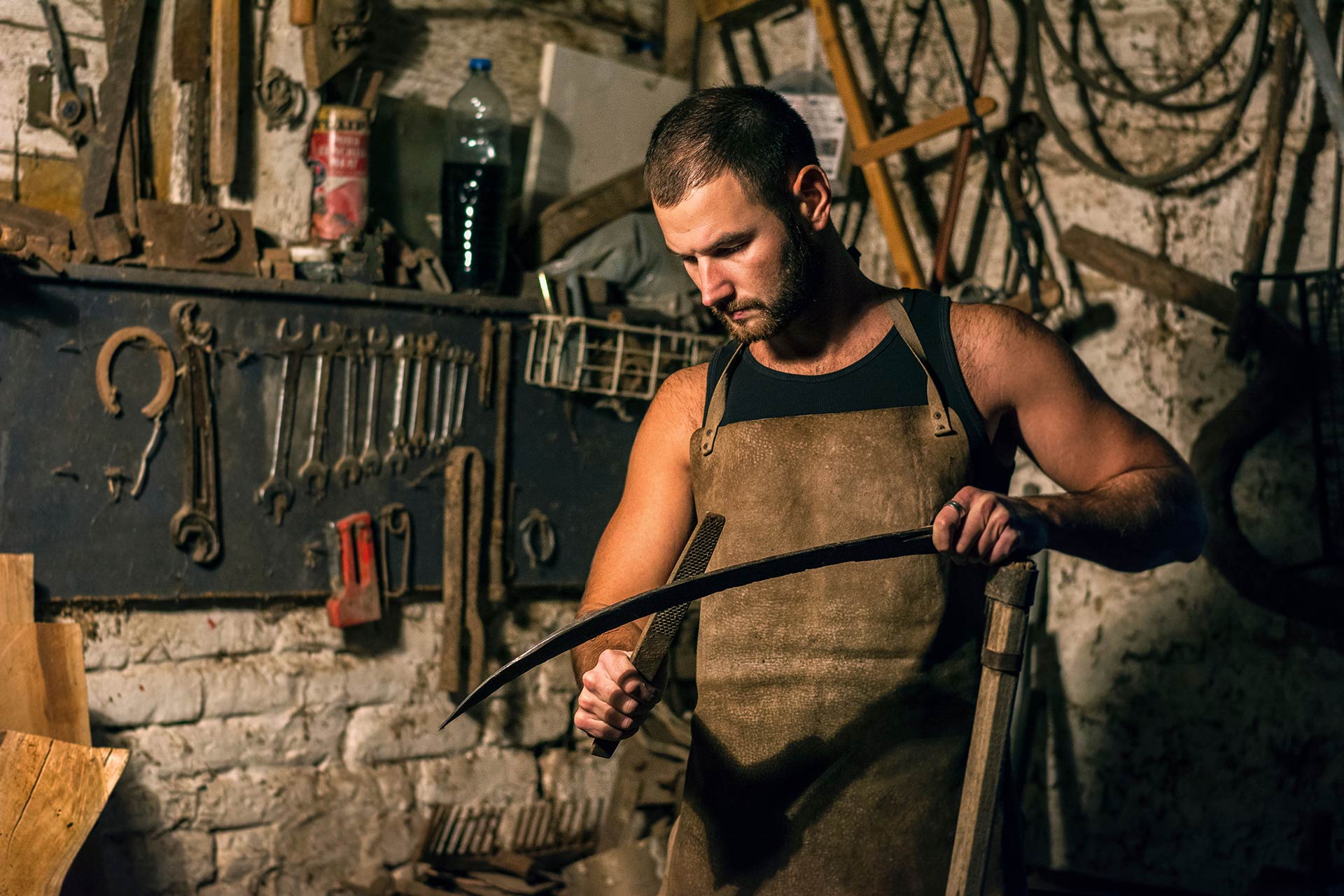 Artesano trabajando una pieza de damasquinado en un taller de Toledo