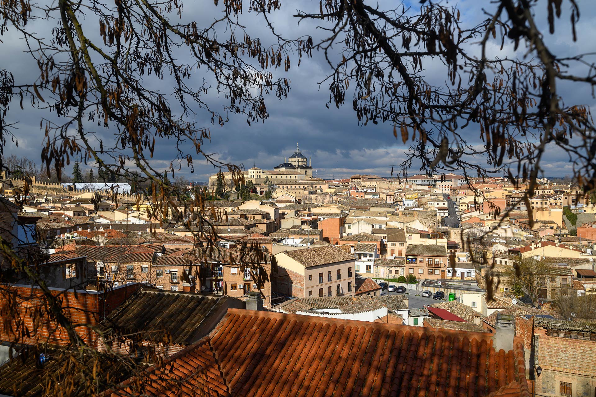 Toledo en otoño visto desde la otra orilla del Tajo